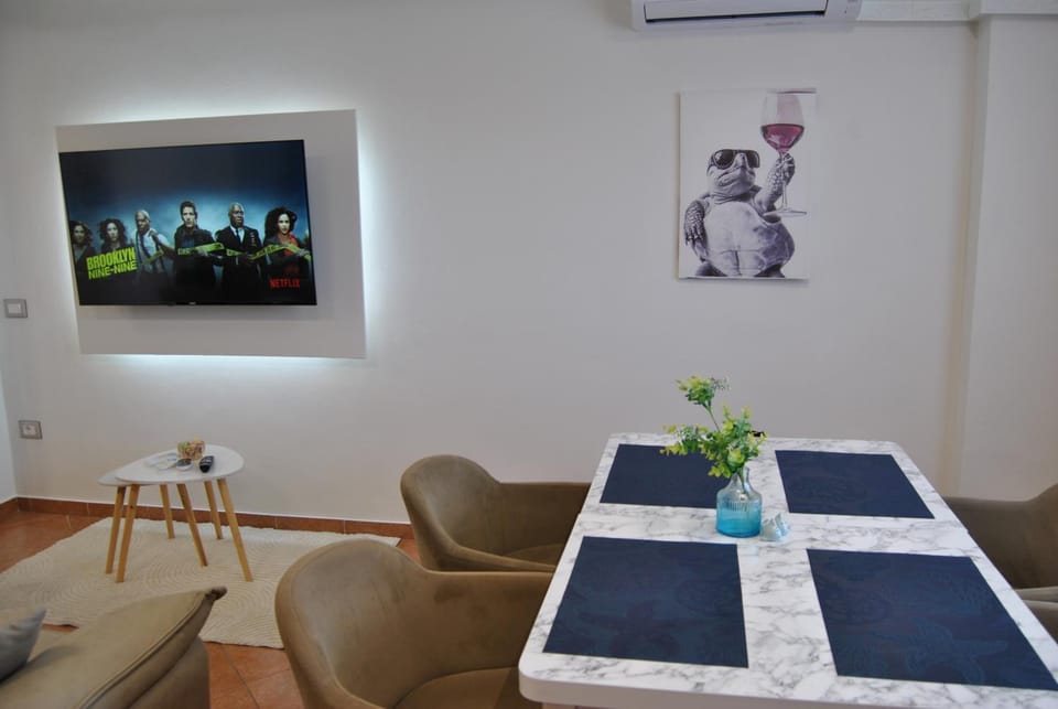 TV and multimedia, Living room, Seating area, Dining area