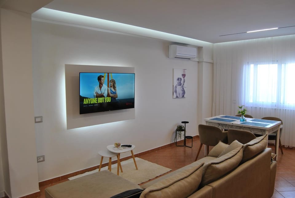 Communal lounge/ TV room, TV and multimedia, Living room, Seating area, Dining area, Evening entertainment, air conditioner