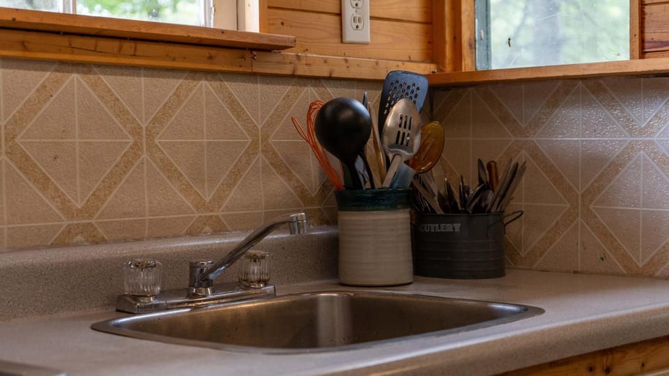 2-Bedroom Cottage #4 - Monterey Pine House in Gravenhurst