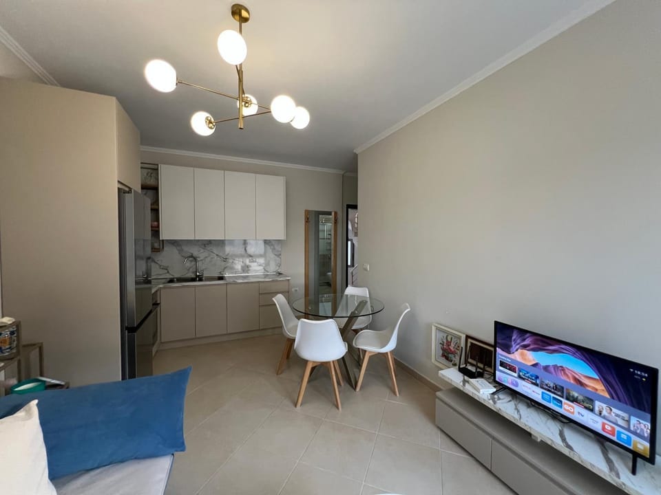 TV and multimedia, Kitchen or kitchenette, Living room, Seating area, Dining area