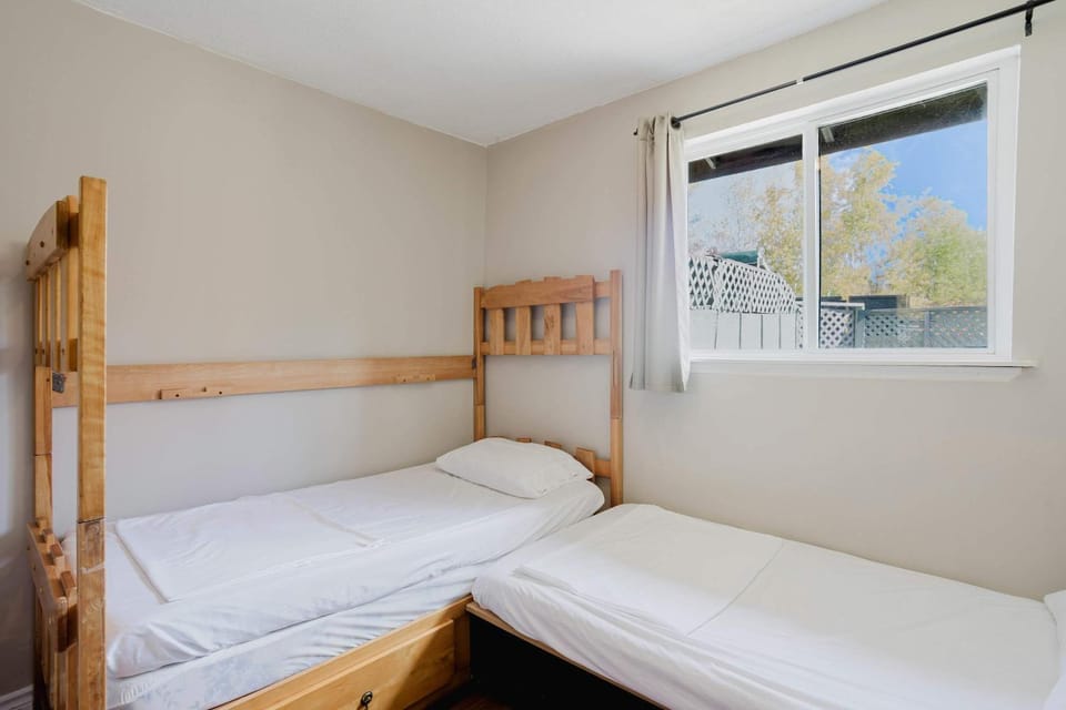 Pine Lake 3-Bedroom Cottage #12 - The Gallery House in Gravenhurst