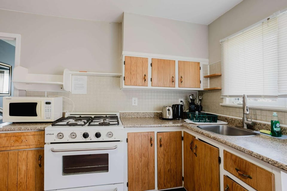 Pine Lake 3-Bedroom Cottage #12 - The Gallery House in Gravenhurst