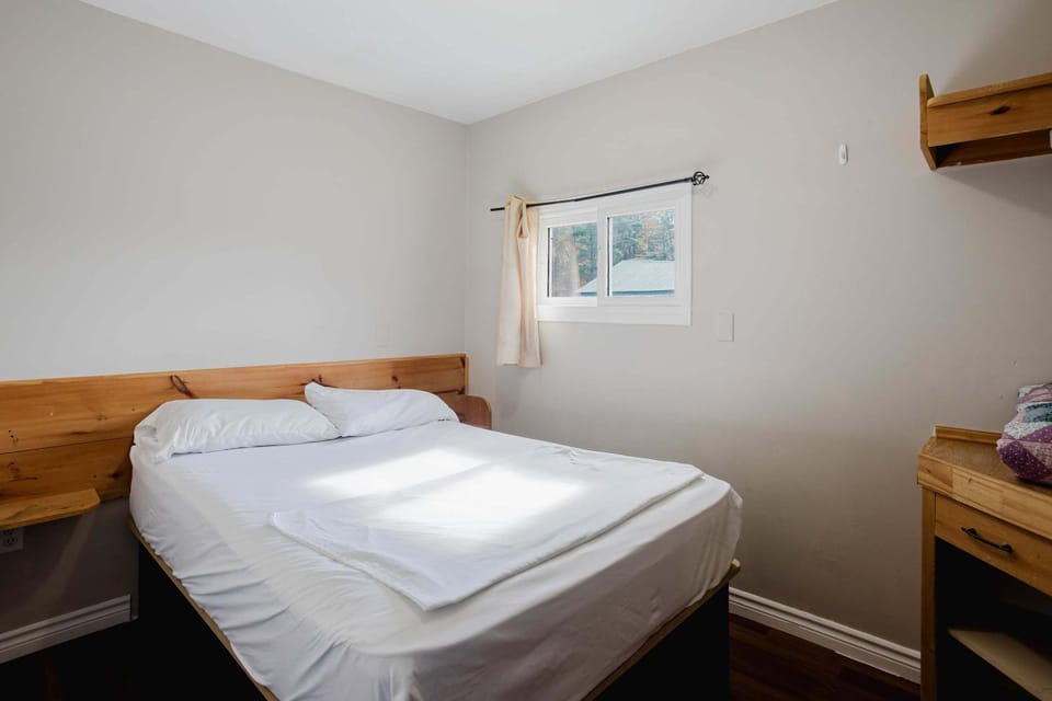 Pine Lake 3-Bedroom Cottage #12 - The Gallery House in Gravenhurst