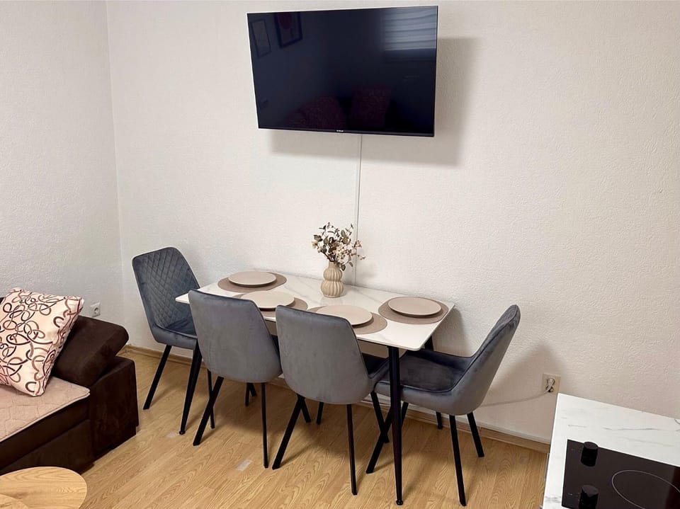 TV and multimedia, Seating area, Dining area