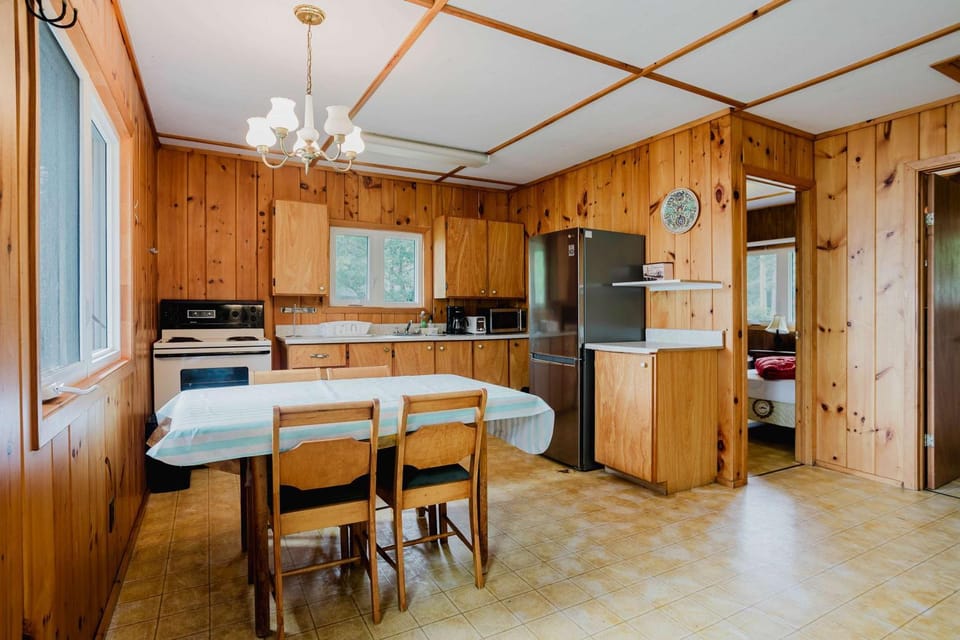2-Bedroom Cottage #2 - Sand Bay House in Georgian Bay
