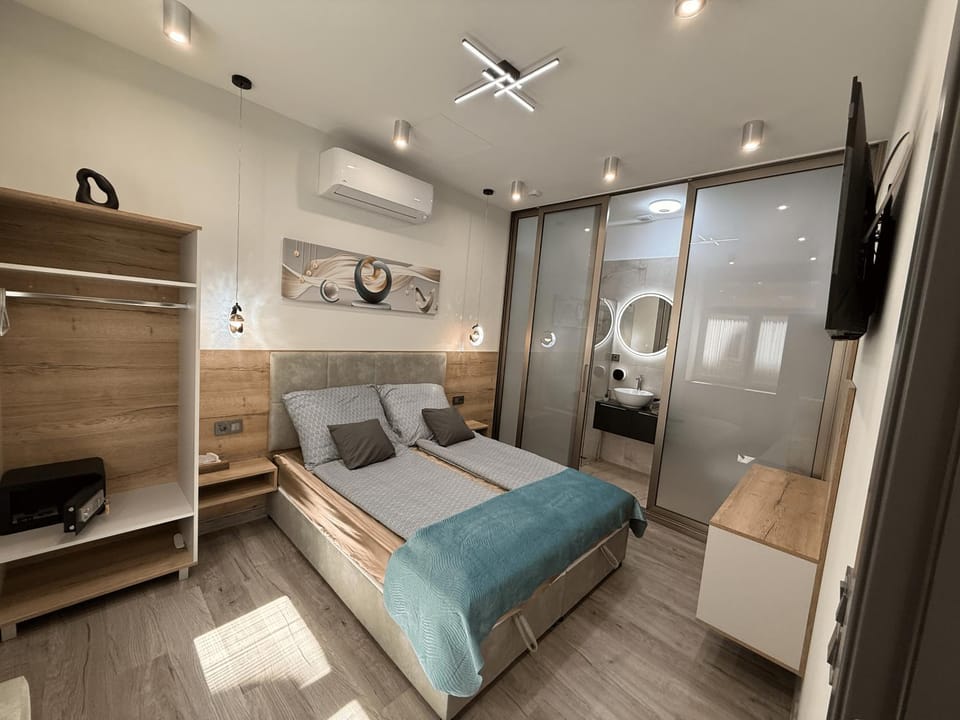 Bed, TV and multimedia, Photo of the whole room, Seating area, Evening entertainment, Bedroom, wardrobe, air conditioner