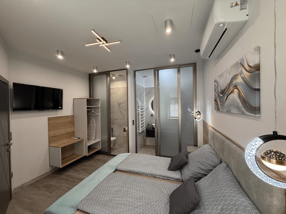 Property building, Bed, TV and multimedia, Photo of the whole room, Seating area, Bedroom, wardrobe, air conditioner