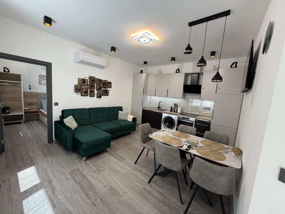 TV and multimedia, Kitchen or kitchenette, Living room, Seating area, Dining area