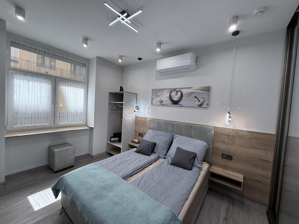 Bed, Seating area, Bedroom, air conditioner