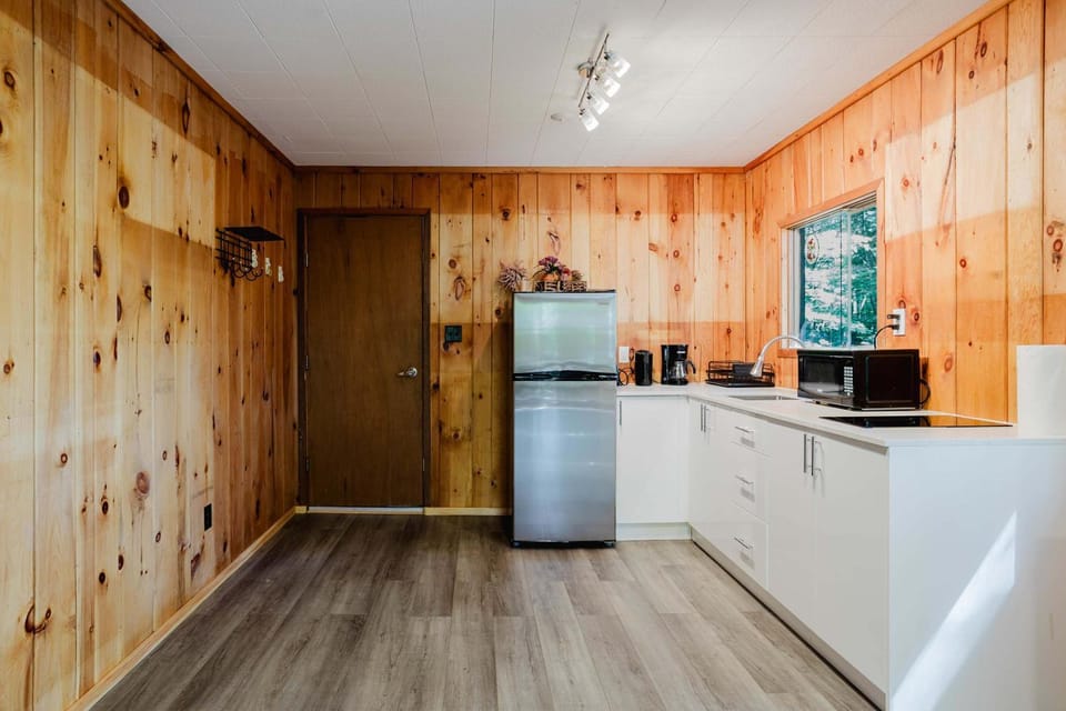 2-Bedroom Cottage #11 - Sand Bay House in Georgian Bay