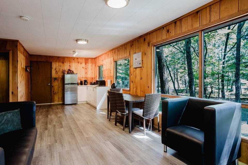 2-Bedroom Cottage #11 - Sand Bay House in Georgian Bay