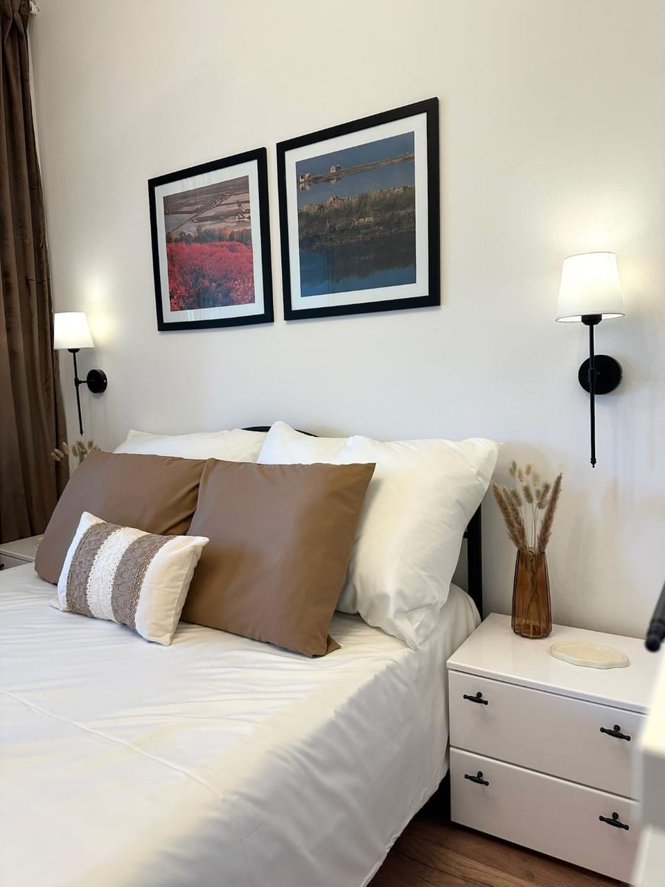 Photo of the whole room, Bedroom