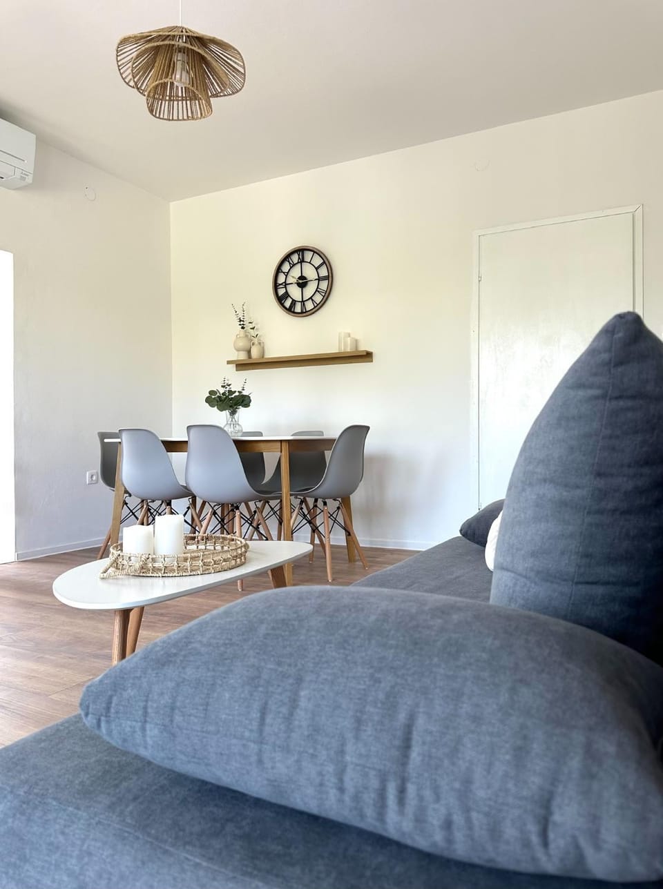 Living room, Seating area, Dining area, air conditioner