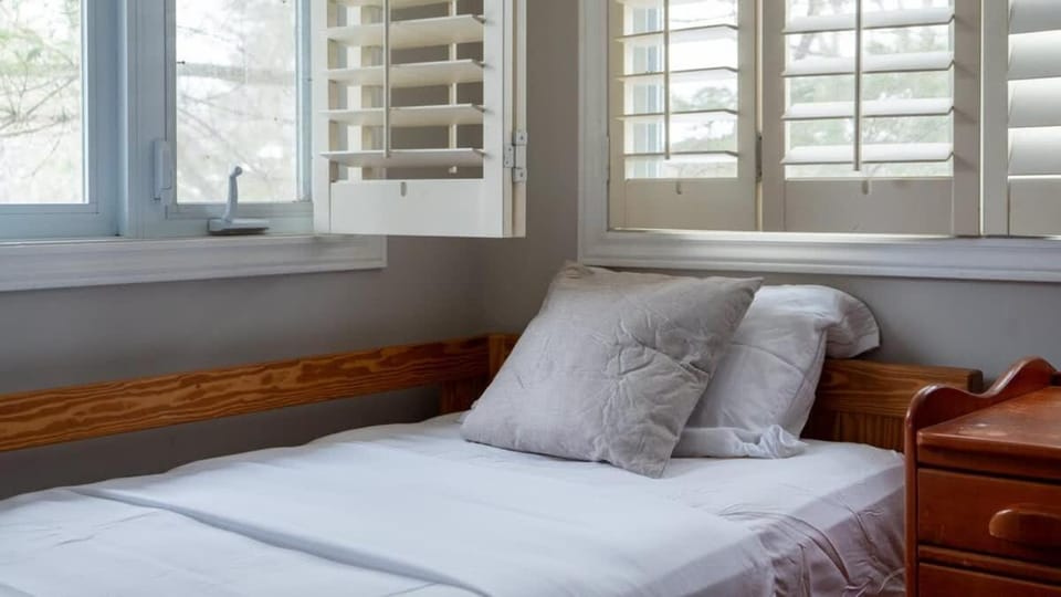 6 Bedroom Lakefront Main House in Sand Bay House in Georgian Bay