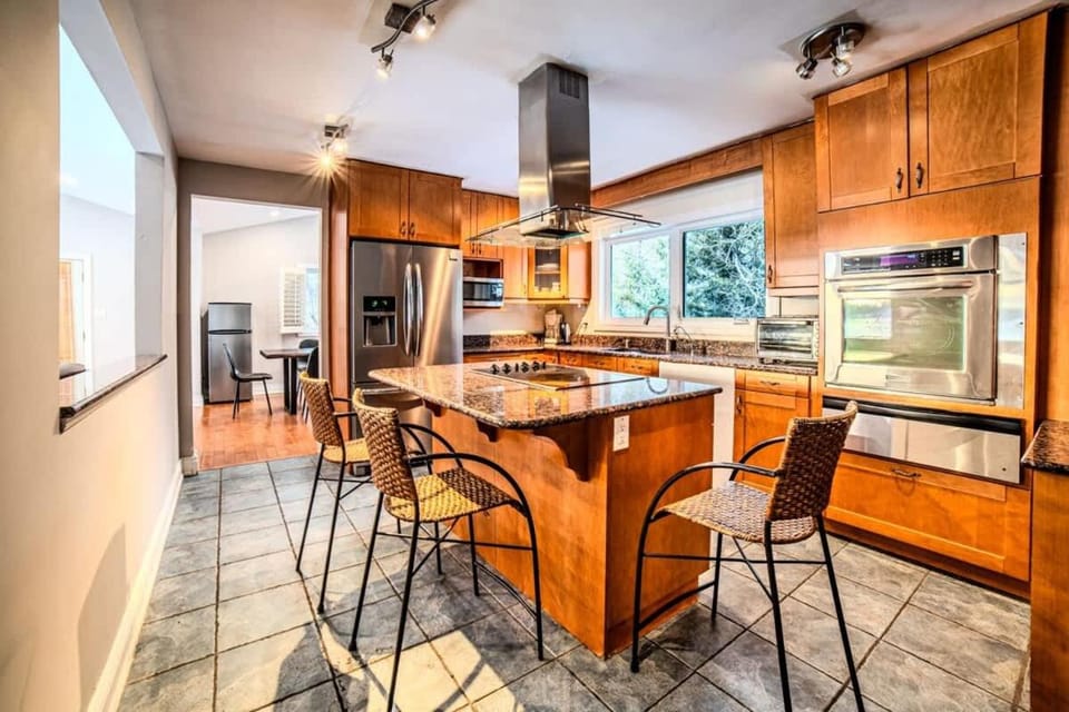 6 Bedroom Lakefront Main House in Sand Bay House in Georgian Bay