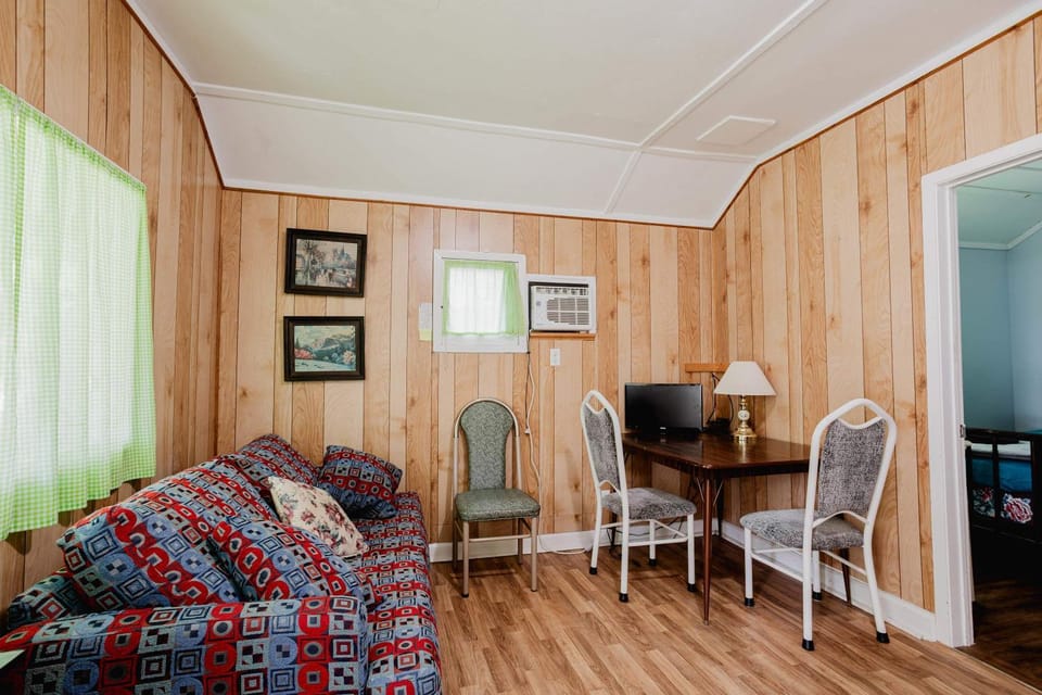 Ambleside - 2-Bedroom Cottage #5 House in Kawartha Lakes