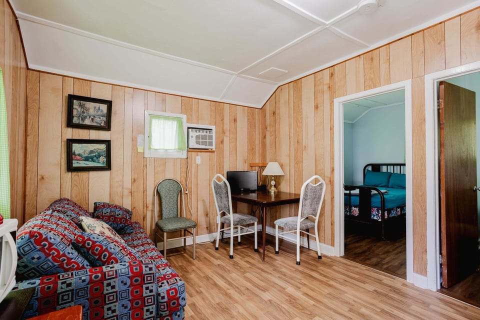 Ambleside - 2-Bedroom Cottage #5 House in Kawartha Lakes