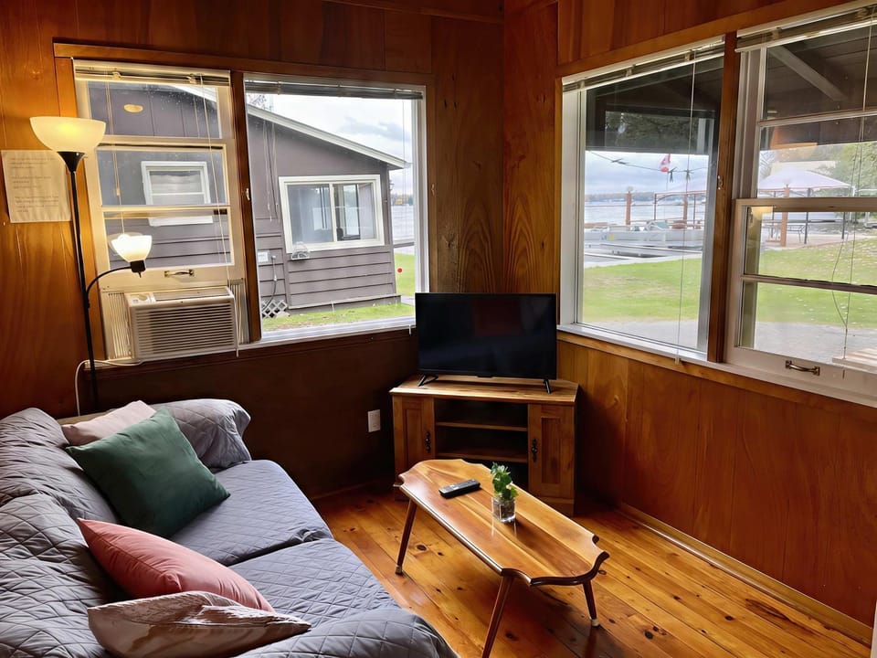 Ambleside - 2-Bedroom Cottage #10 House in Kawartha Lakes
