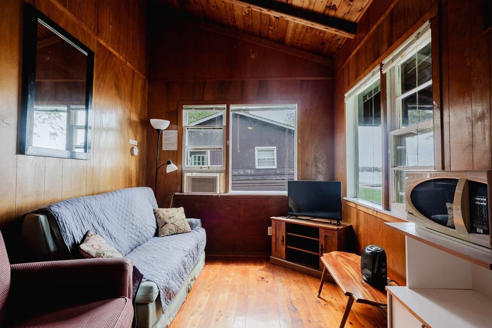 Ambleside - 2-Bedroom Cottage #10 House in Kawartha Lakes