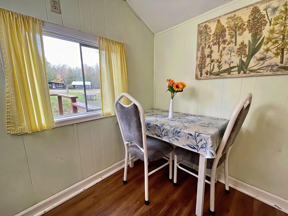 Ambleside - 1-Bedroom Cottage #3 House in Kawartha Lakes