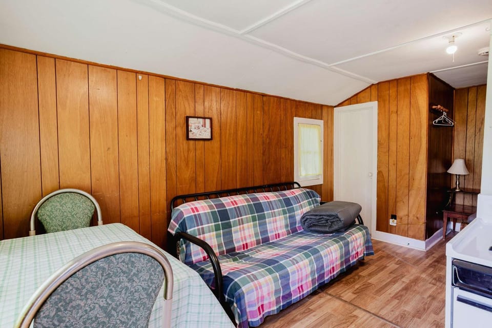 1-Bedroom Cottage #2 - Ambleside House in Kawartha Lakes