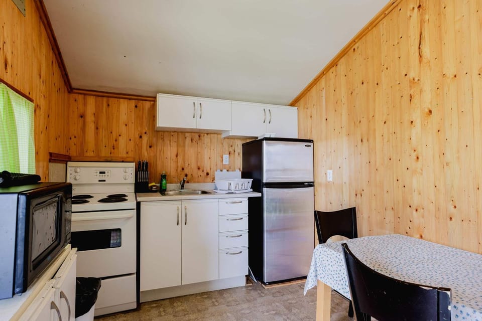 2-Bedroom Cottage #9 - Ambleside House in Kawartha Lakes