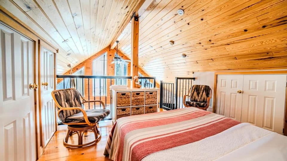 Muskoka Lakefront 3-bdrm Chalet #90 Chalet in Muskoka Lakes