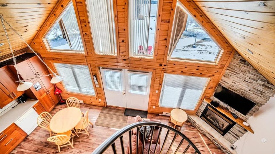 Muskoka Lakefront 3-bdrm Chalet #90 Chalet in Muskoka Lakes