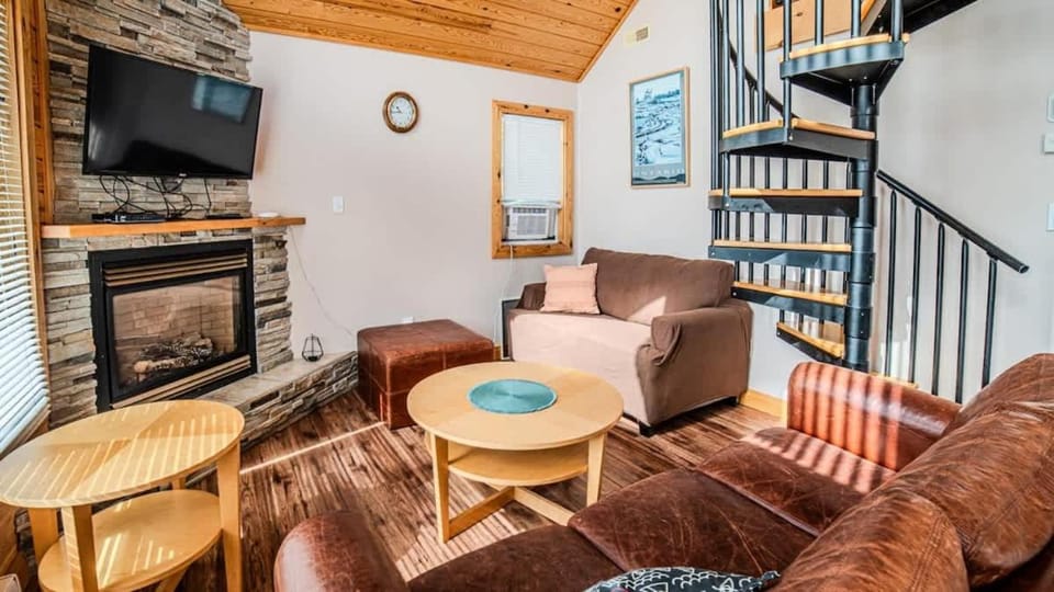 Muskoka Lakefront 3-bdrm Chalet #90 Chalet in Muskoka Lakes