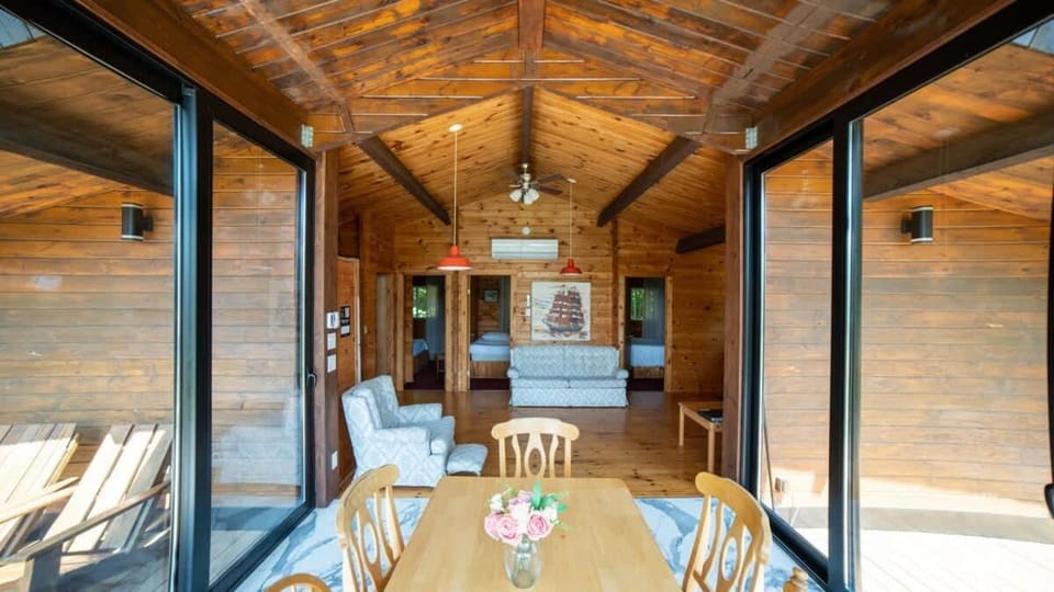 Lake Muskoka 3-bedroom Cottage - Pier 100 #30 House in Muskoka Lakes