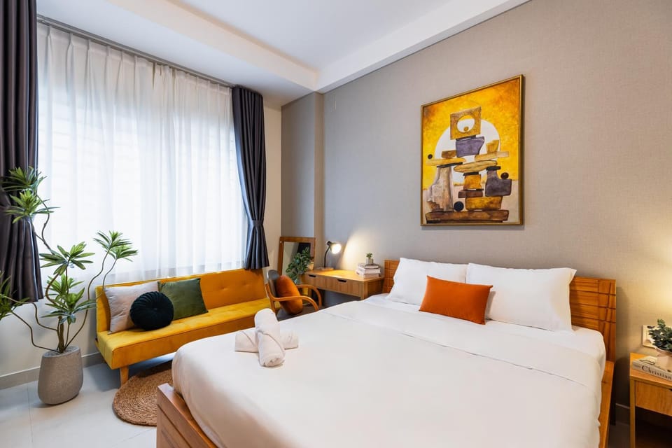Bed, Photo of the whole room, Seating area, Bedroom, towels
