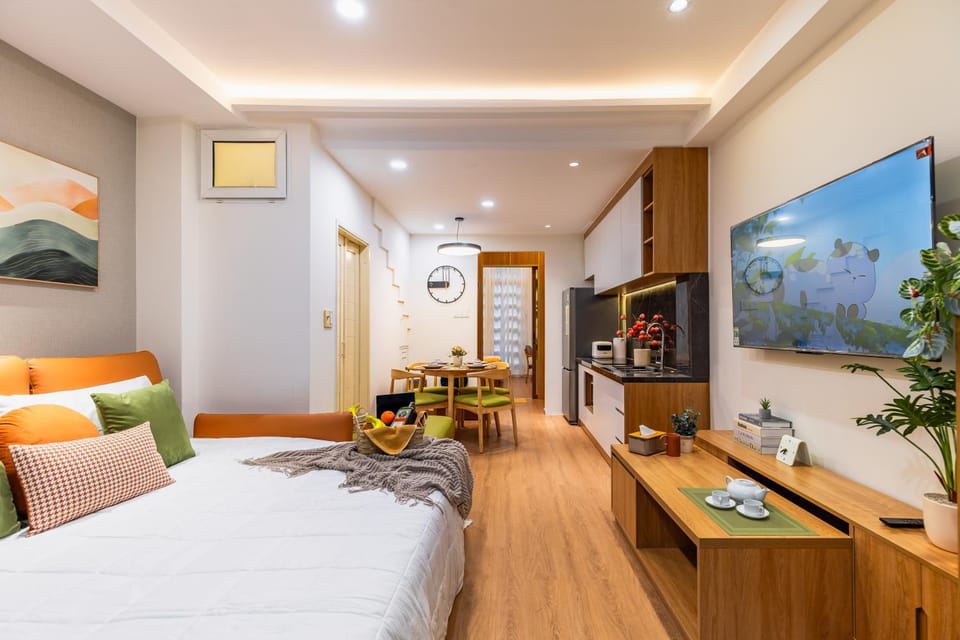 TV and multimedia, Kitchen or kitchenette, Living room, Photo of the whole room, Seating area, Dining area, microwave, stove, air conditioner