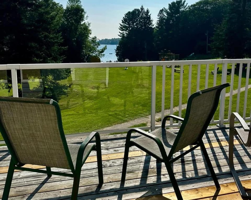 Muskoka Lakefront 4-bdrm Guest House House in Muskoka Lakes