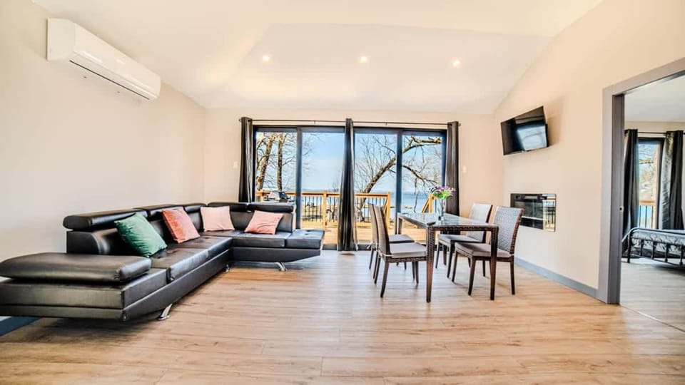 2-bedroom Lake Front Cottage in Harwood ON #2 House in Otonabee-South Monaghan