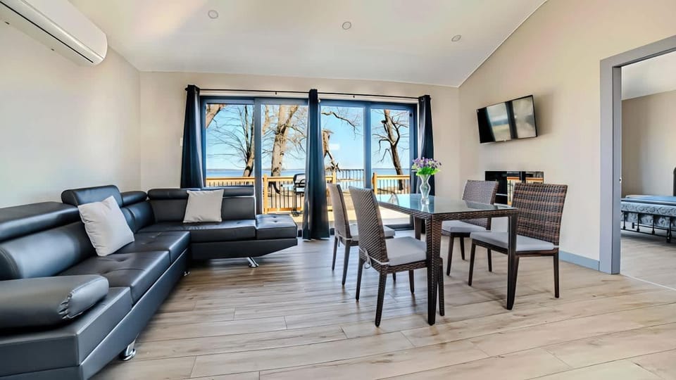 2-bedroom Lake Front Cottage in Harwood ON #3 House in Otonabee-South Monaghan