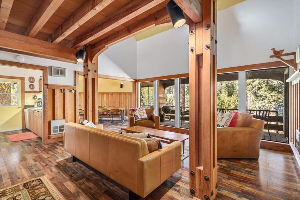 Seating area, fireplace