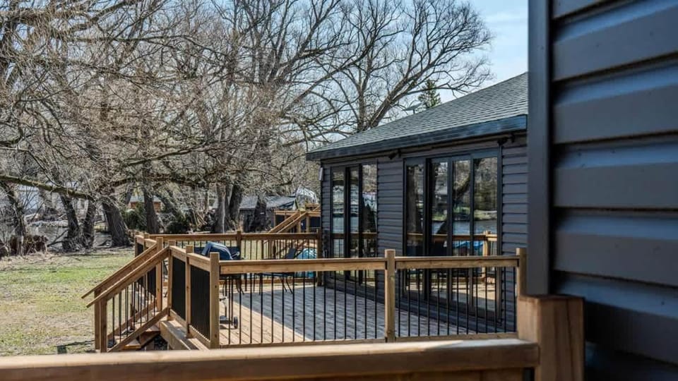 2-bedroom Lake Front Cottage in Harwood ON #4 House in Otonabee-South Monaghan