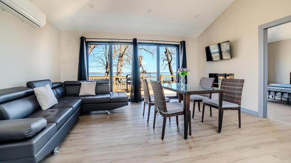 2-bedroom Lake Front Cottage in Harwood ON #4 House in Otonabee-South Monaghan