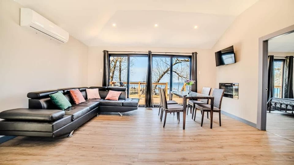 2-bedroom Lake Front Cottage in Harwood ON #1 House in Otonabee-South Monaghan