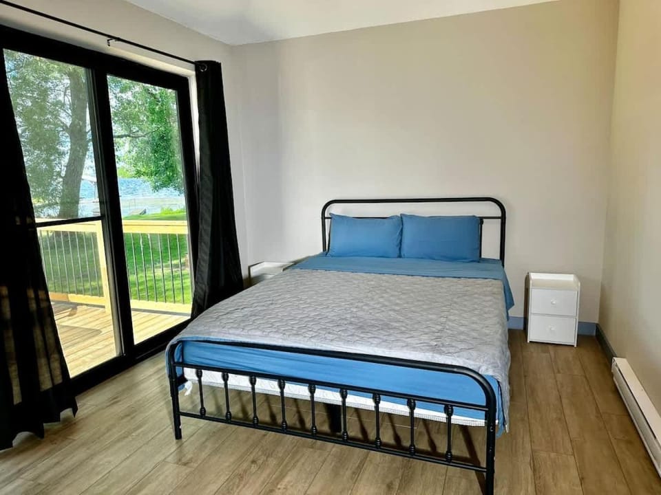 2-bedroom Lake Front Cottage in Harwood ON #7 House in Otonabee-South Monaghan