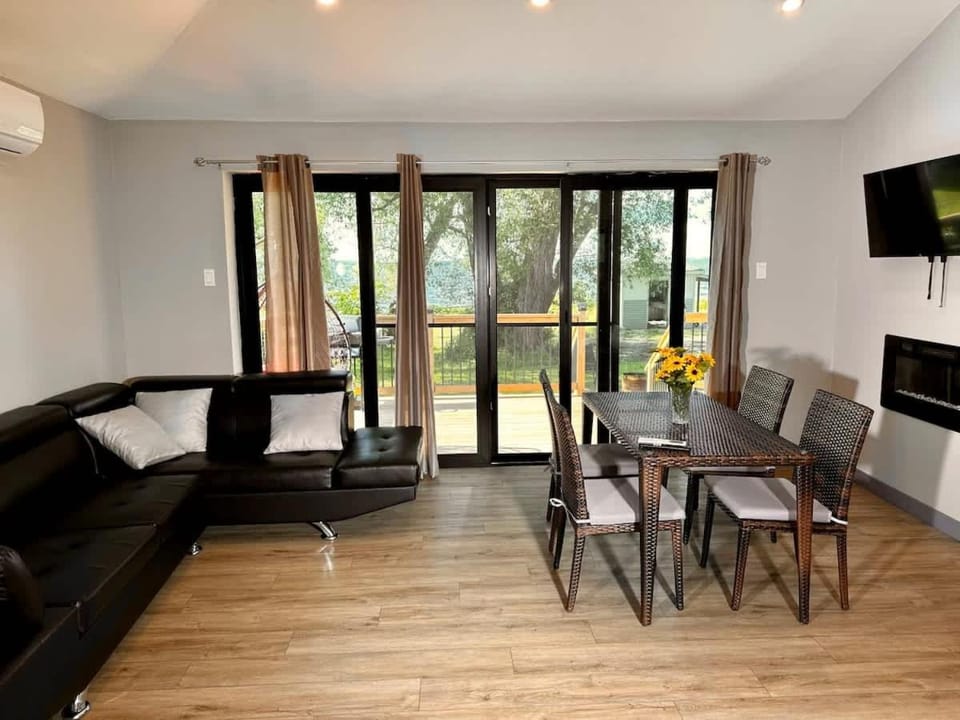 2-bedroom Lake Front Cottage in Harwood ON #7 House in Otonabee-South Monaghan