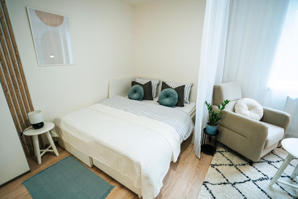 Bed, Seating area, Bedroom