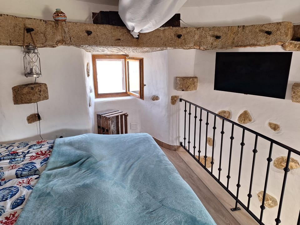 Bed, TV and multimedia, Photo of the whole room, Bedroom