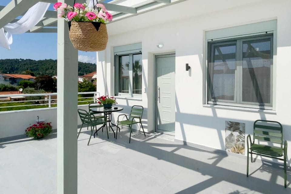 Property building, Day, Balcony/Terrace