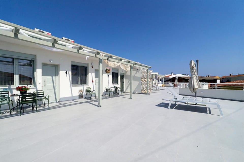 Property building, Day, Balcony/Terrace