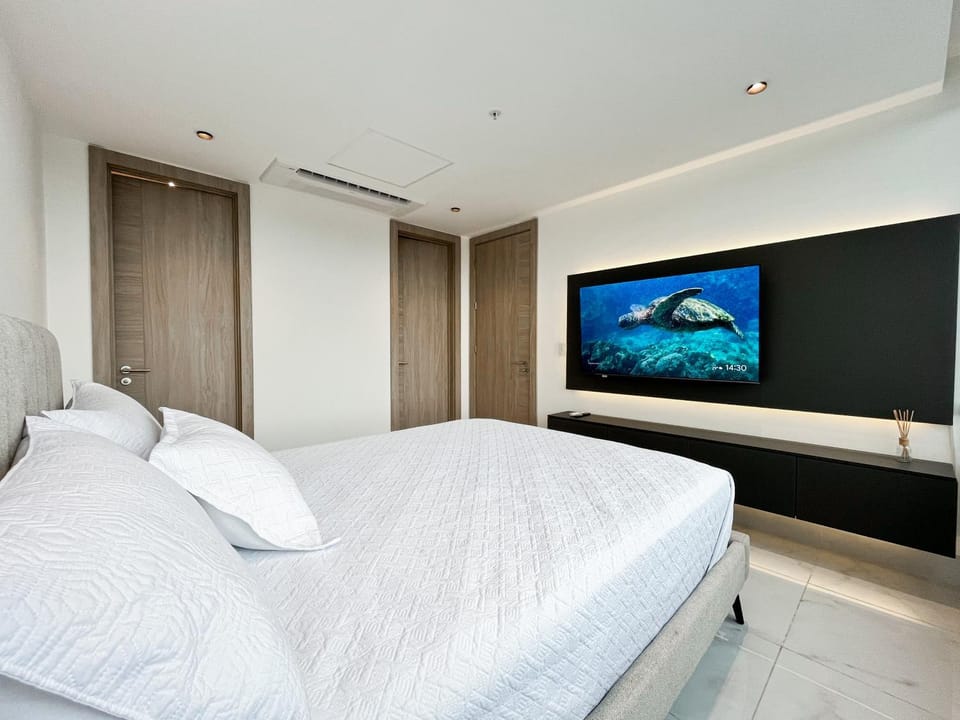 Bed, TV and multimedia, Photo of the whole room, Bedroom