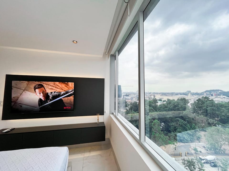 Natural landscape, TV and multimedia, View (from property/room), City view