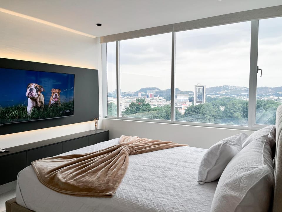 Bed, TV and multimedia, Photo of the whole room, Bedroom, Quiet street view