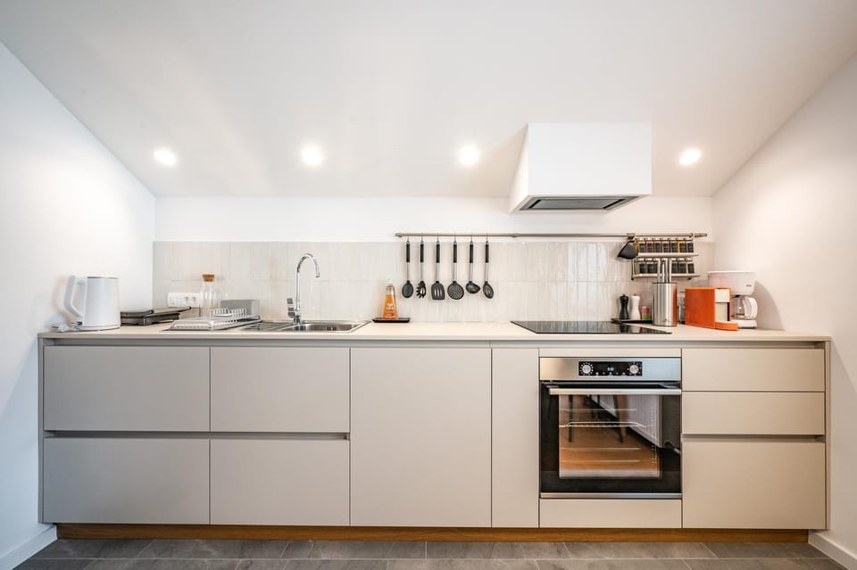 Coffee/tea facilities, Kitchen or kitchenette, stove, toaster