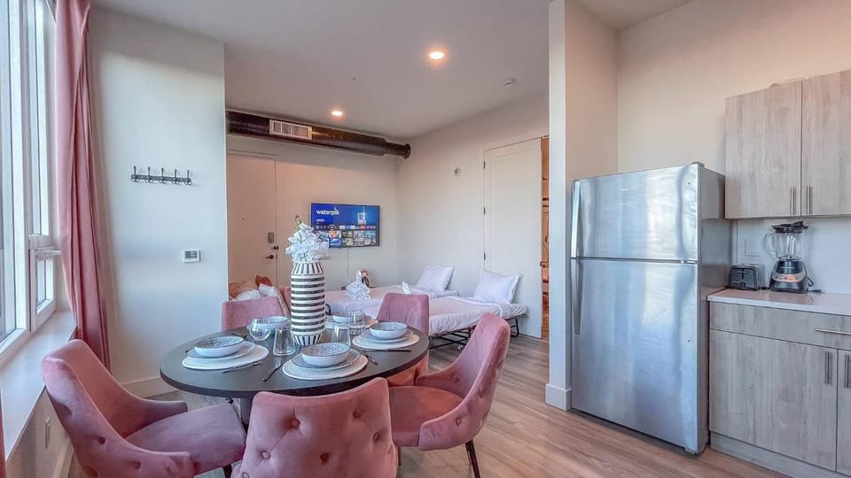 Bed, Living room, Photo of the whole room, Dining area, group of guests, Family
